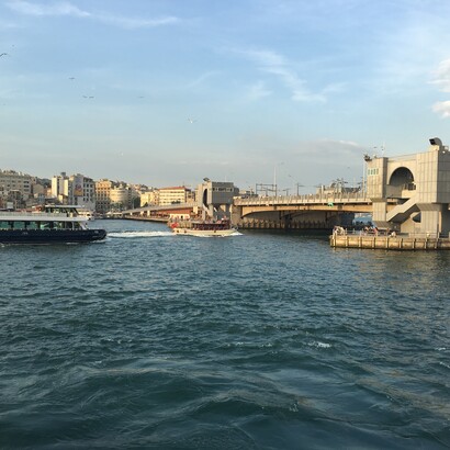 Il Bosforo, stretto che separa la parte europea di Istanbul da quella asiatica, rappresenta una delle principali cerniere geografiche fra Europa e Medio Oriente. La posizione della Turchia potrebbe assumere un ruolo strategico nella costruzione di nuovi canali di dialogo diplomatico