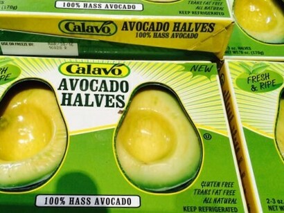 Avocado tagliato a metà e imballato