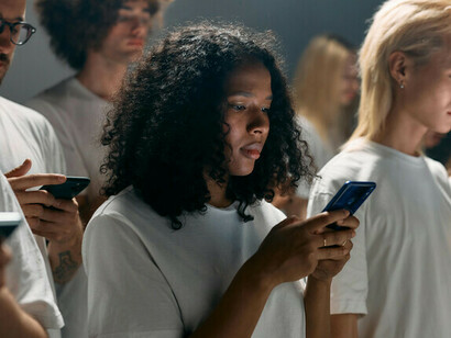 Aunque estamos más comunicados que nunca, también experimentamos una desconexión emocional creciente que desafía nuestra idea de comunidad