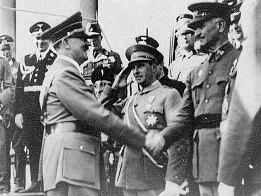 Adolf Hitler en un acto militar en la Alemania Nazi