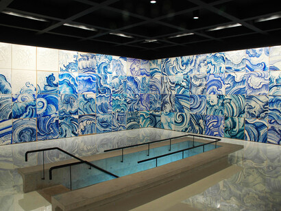 A galeria de Adriana Varejão ten sua edificação em uma imensa caixa de concreto que está suspensa sobre um espelho d’água