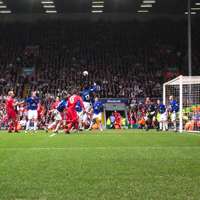 Merseyside derby 1 October 2006 : tous les regards tournés vers Phil Neville, prêt à s’élever dans la surface pour un duel aérien décisif, dans l’intensité brute d’un derby où chaque ballon devient une bataille