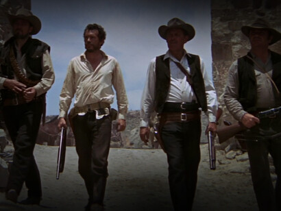 Il mucchio selvaggio di Peckinpah. Il plot ruota, infatti, attorno ad una comitiva di banditi (il mucchio) che, dopo aver rapinato un ufficio in Texas e un carico di fucili destinato all’esercito americano, si dirige in Messico, in modo da consegnare le armi al generale antirivoluzionario Mapache, alleato di Victoriano Huerta nella guerra civile del Paese