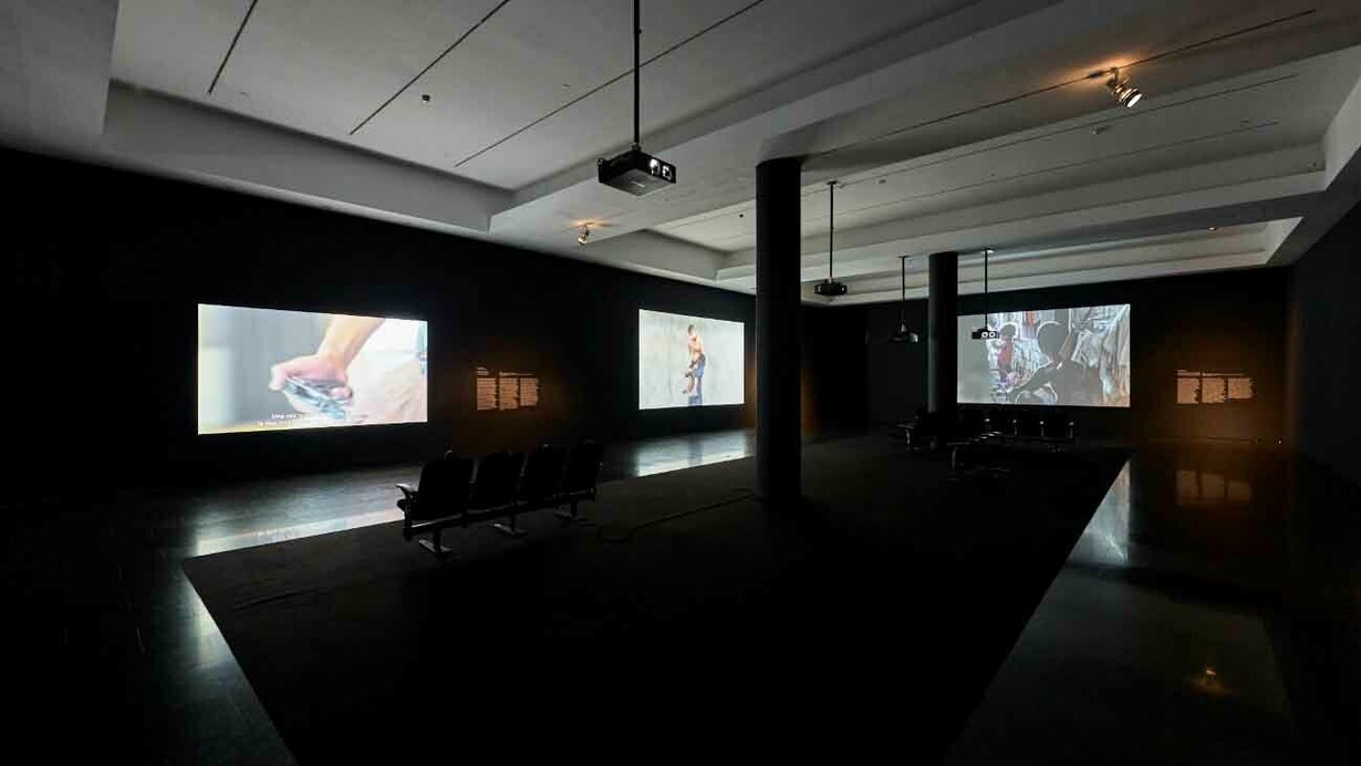 Ecos. Vídeos de la donación de la Fundación Han Nefkens, vista de exhibición. Cortesía de Museu d’Art Contemporani de Barcelona (MACBA)