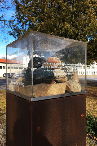 Theodora Dimitroulia.  Las piedras del interior provienen de las ruinas del pueblo italiano Falzano di Cortona, que simboliza a los 14 habitantes masacrados por la infantería de montaña alemana (Gebirgsjäger) bajo allí bajo el mando de Josef Scheungraber el 27 de junio de 1944. Mittenwald. Bavaria, Alemania