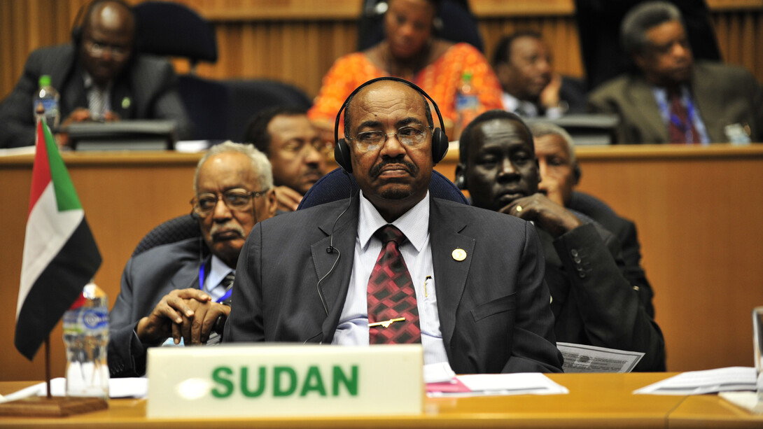 Die Ursprünge dieses Konfliktes reichen bis ins Jahr 2019, als der autoritäre Präsident Omar al-Bashir gestürzt wurde. Bild: Omar al-Bashir in Addis Abeba, Ethiopien. Aufnahme um 2009