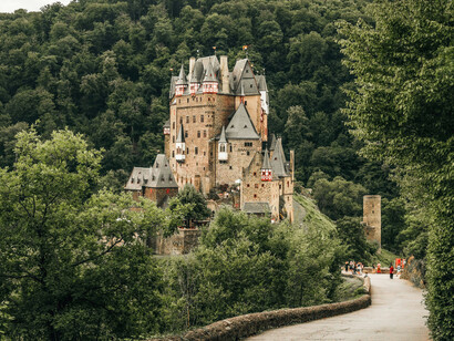 Derrière ses remparts allemand, se jouent des équilibres fragiles entre protection et enfermement, reflet d’un ordre social qui rassure autant qu’il contraint