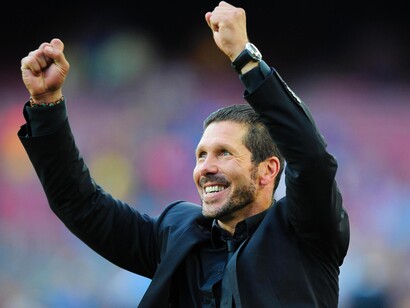 Simeone, festejando con la afición