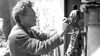Alberto Giacometti dans son atelier de Montparnasse à Paris en France, photographié par sa femme Annette