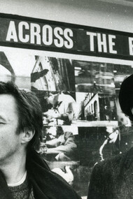 O filme oferece um retrato íntimo do guitarrista Fred Frith, navegando entre suas reflexões musicais e viagens