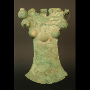 Sonaja

Materiales: Metal

Tardío 0- 500 d.C. Estilo Vicus/Moche.

Medidas: 268 mm de alto