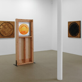 Oscar Tuazon, L’École de l’eau, Galerie Chantal Crousel, Paris (2021). Courtoisie de l’artiste et | Courtesy of the artist and Galerie Chantal Crousel, Paris. Photos: Aurélien Mole. 