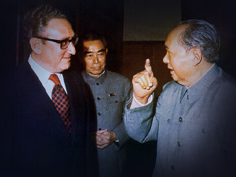 Henry Kissinger conversa con Mao Zedong, en una fotografía para la historia