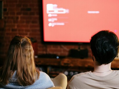 Casal utiliza serviço de streaming para assistir a um filme. Mesmo, por vezes com conotações deturpadas, ainda favorecem no despertar dos costumes, das crenças, das danças, das músicas, da culinária, das lendas, dos mitos entre outras classificações