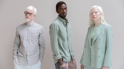 Jovens utilizam roupas sociais com cores em tons pastéis