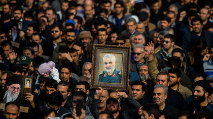 A principios de año, antes de la pandemia, la tensión entre EE UU e Irán volvió a incrementarse a causa del asesinato del general Soleimani, cuyo retrato sostiene un manifestante en Teherán en una imagen de hace meses