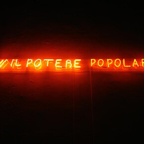 Nemanja Cvijanovič, W il potere popolare (neon), 2015, luci al neon, 10 x 170 cm 