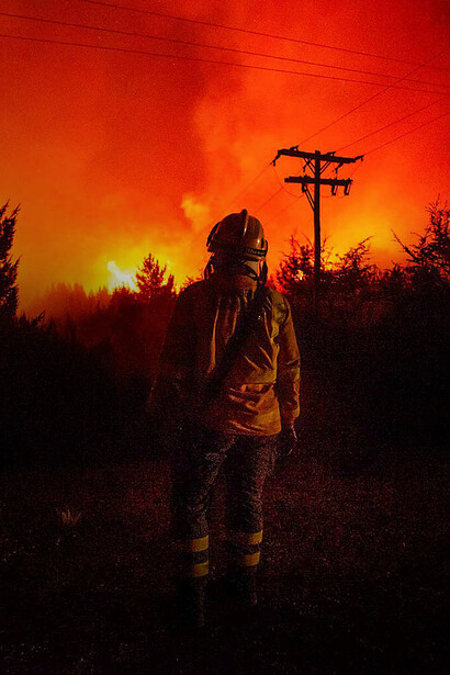 Bomberos, brigadistas y voluntarios trabajan incansablemente para contener el fuego, enfrentando condiciones extremas como sequías prolongadas y vientos de hasta 120 km/h.
