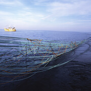 Nicolas Floc'h, La tour pélagique, 2008, 2 projections de diapositives 6x7. Maquette de filet. Collection FRAC Bretagne