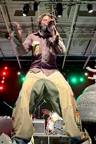 Rapper moçambicano Azagaia faz show ao vivo