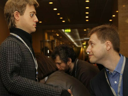 Dmitry Itskov (en la imagen, con su avatar),  multimillonario ruso que financia un proyecto en pos de la inmortalidad  