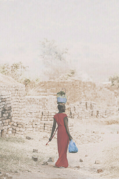 Tanzanie : femme revenant du marché
