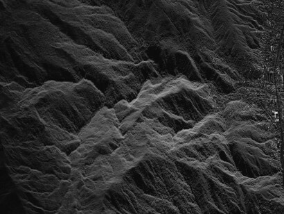 Captura SAR de Venezuela tras el terremoto. La imagen muestra terreno montañoso cercano a Caracas, clave para que se logren identificar fallas activas y deslizamientos de tierra post-terremoto