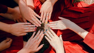Nos últimos anos, o universo da moda e da beleza tem atravessado uma transformação profunda, impulsionada por uma consciência ambiental cada vez mais presente no quotidiano dos consumidores. A sustentabilidade deixou de ser um argumento secundário para se tornar um critério central na escolha de produtos cosméticos