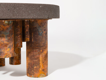 Carlos Santana, Miscelánea. Bajo los tanques de agua del MADC. Foto cortesía del museo