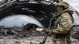Un soldado ucraniano frente a los destrozos causados por la invasión rusa