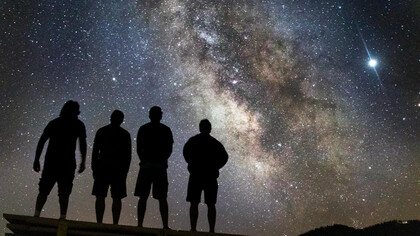 En la cosmovisión de Albert Eisntein, Dios y el universo se identifican (panteísmo); en Baruch Spinoza, por el contrario, Dios está en el universo, pero al poseer atributos infinitos, el universo conocido en pensamiento y extensión no lo agota (panenteísmo)