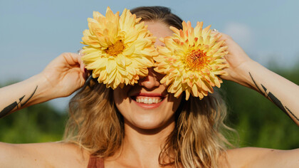 La felicidad es un estado emocional complejo que combina satisfacción, bienestar y un sentido de propósito en la vida