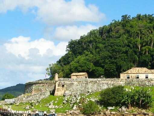 Fortaleza de Santo Antônio de Ratones, ilha de Ratones Grande, SC, Brasil. As primeiras fortificações brasileiras surgiram logo após a chegada dos colonizadores portugueses. O objetivo inicial era proteger o litoral contra ataques de corsários franceses, ingleses e holandeses, além de garantir a posse das terras recém-descobertas