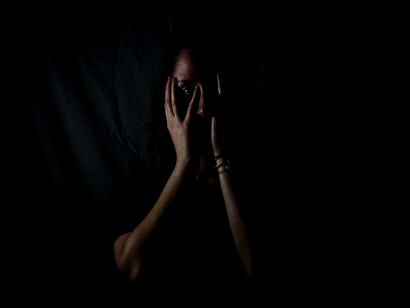 Le féminicide. Suite à un viol, une jeune fille italienne a été fortement blâmée lors du jugement, la pour son comportement en dehors du contexte de cette soirée et a été soumise à un interrogatoire en partie mortifiant