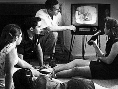 Famiglia che guarda la televisione, circa 1958