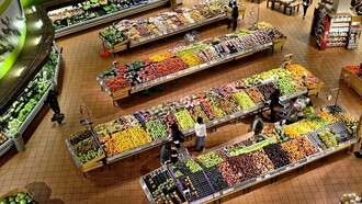 Il reparto frutta e verdura di un supermercato. In questo articolo l'autrice realizza un breve excursus, nel tempo e nello spazio, per spiegare come in circa duecento anni il nostro modo di alimentarci è cambiato in modo veloce e poco consapevole