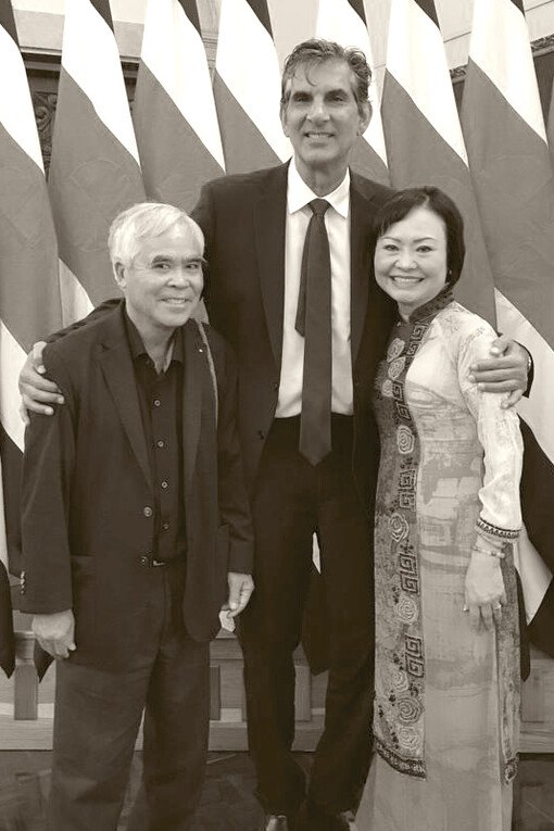 Kim Phuc con el fotógrafo Nick Ut y el exembajador Mauricio Ortiz, en la Casa Amarilla. Cortesía: Mauricio Ortiz