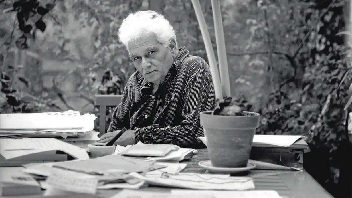 Jacques Derrida, una de las principales figuras asociadas con el posestructuralismo y la filosofía posmoderna