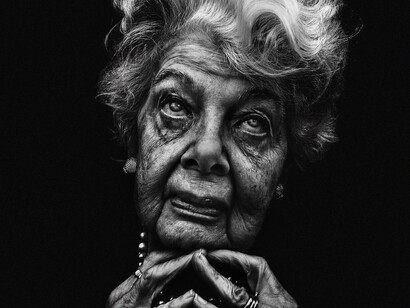 La belleza no se reduce a una cuestión de clase o edad: hay rostros con arrugas capaces de expresar una belleza sobrecogedora (foto de Lee Jeffries)