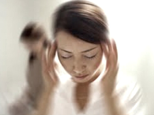 Le cause più frequenti di sincope negli anziani comprendono aritmie, ipotensione posturale, stenosi aortica, infarto miocardico e sincope del seno carotideo