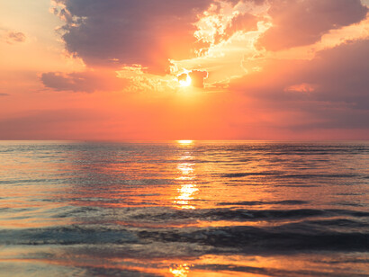 Vista de un amanecer en el mar