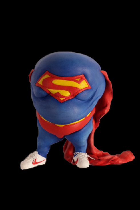El personaje de Ronald, vestido a veces como un Superman con la capa enredada, representa la aceptación de las imperfecciones y la libertad de ser auténticos