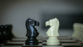 Nuevas teorías sociales han venido cambiando la concepción de las jerarquías hacia la consideración de otras formas de poder negociantes