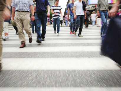 Miles de personas caminan  por una calle a lo largo del día: ¿por qué los criminales se deciden por una u otra?