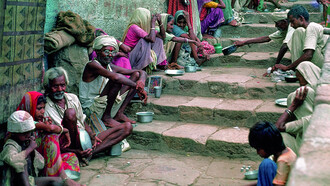 Beggars on steps © Ashish Kothari