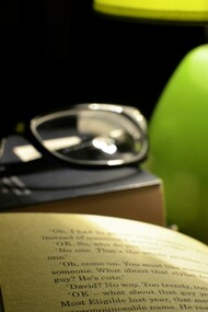 A minha relação com a leitura não é romântica. Não fui uma criança muito menos uma adolescente que amava ler, portanto não carregava livros embaixo do braço como a Rory Gilmore. Pelo contrário, eu tinha aversão a eles. Os livros das leituras obrigatórias da escola eram os únicos que eu carregava comigo e, curiosamente, cultivava um imenso prazer em comprá-los. Carregava-os comigo, bem diferente de realmente ler. Muitos eu lia cinco páginas e pulava quinze. Mesmo assim, fui cativada pelo enigma de Um Estudo em Vermelho do Arthur Conan Doyle e pelo percurso da família retirante em Morte e Vida Severina de João Cabral de Melo Neto