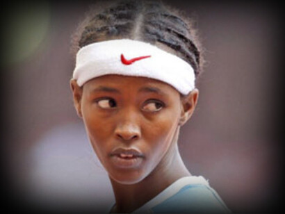 Samia Yusuf Omar. Nell'aprile 2008, ai Campionati africani di atletica leggera di Addis Abeba, in Etiopia, si è classificata ultima nella sua categoria