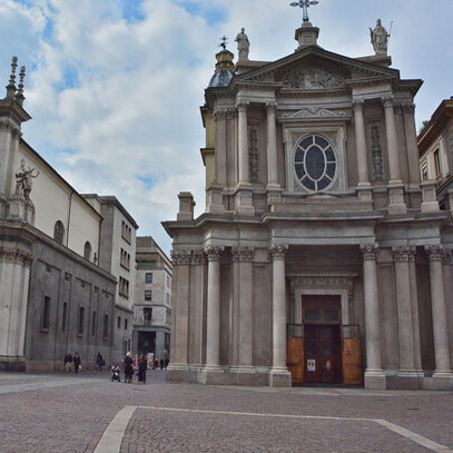 Me acordé de lo que me había dicho mi madre: «Allá me oirás mejor. Estaré más cerca de ti. Encontrarás más cercana la voz de mis recuerdos que la de mi muerte. La plaza San Carlo, Torino, Italia