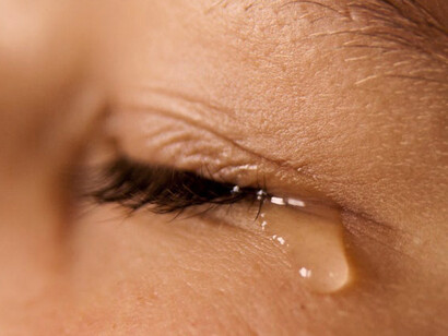 Acercamiento a un ojo con lágrimas