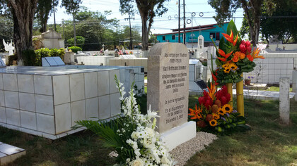 Lápida develada el día del bicentenario del nacimiento del Dr. Karl Hoffmann, en el cementerio de Esparza. Foto: Luko Hilje